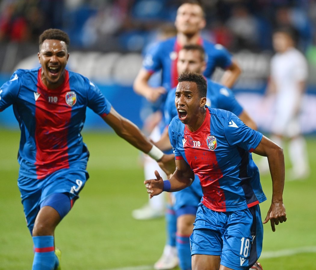 2:1! Plzeňští fotbalisté slaví obrat v duelu se Slováckem díky trefě Jhona Mosquery (vpravo)