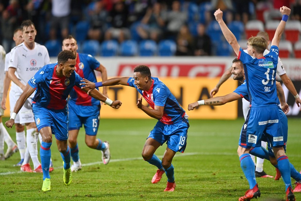 2:1! Plzeňští fotbalisté slaví obrat v duelu se Slováckem díky trefě Jhona Mosquery (uprostřed)