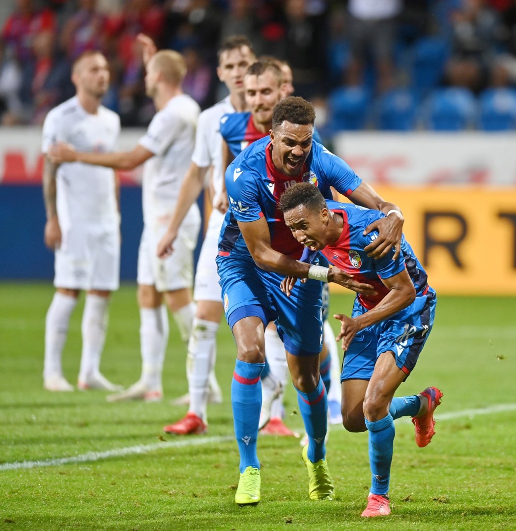 2:1! Plzeňští fotbalisté slaví obrat v duelu se Slováckem díky trefě Jhona Mosquery (vpravo)