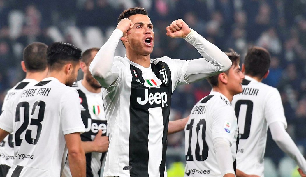 Cristiano Ronaldo oslavuje svou trefu do sítě Frosinone