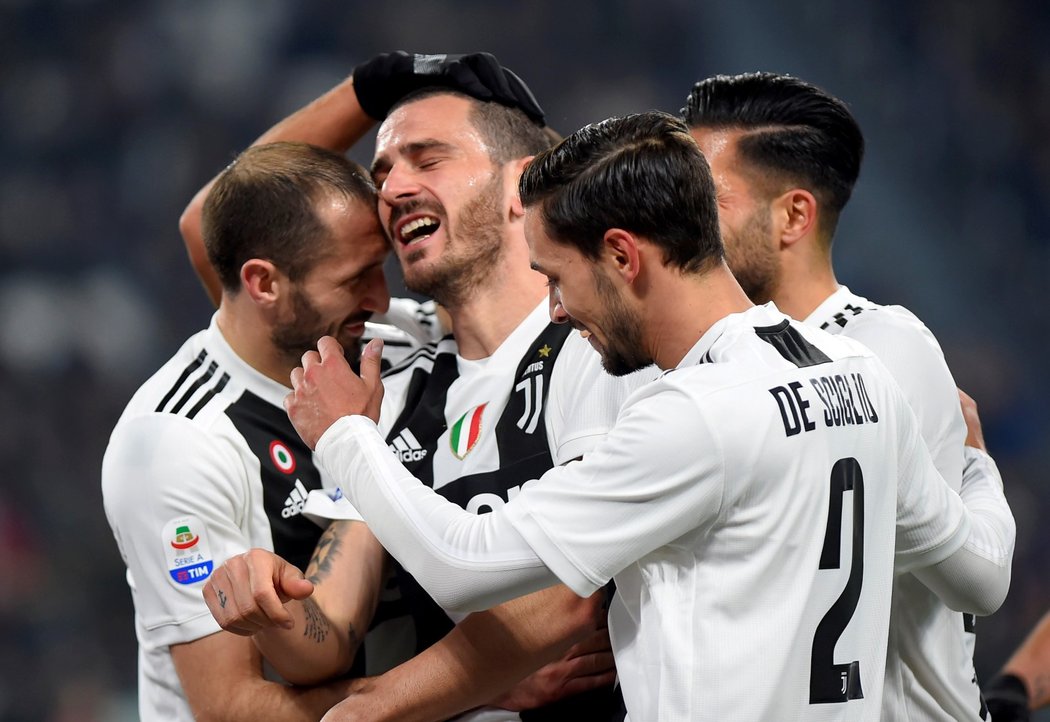 Leonardo Bonucci se raduje se spoluhráči z gólu, který vstřelil do sítě Frosinone