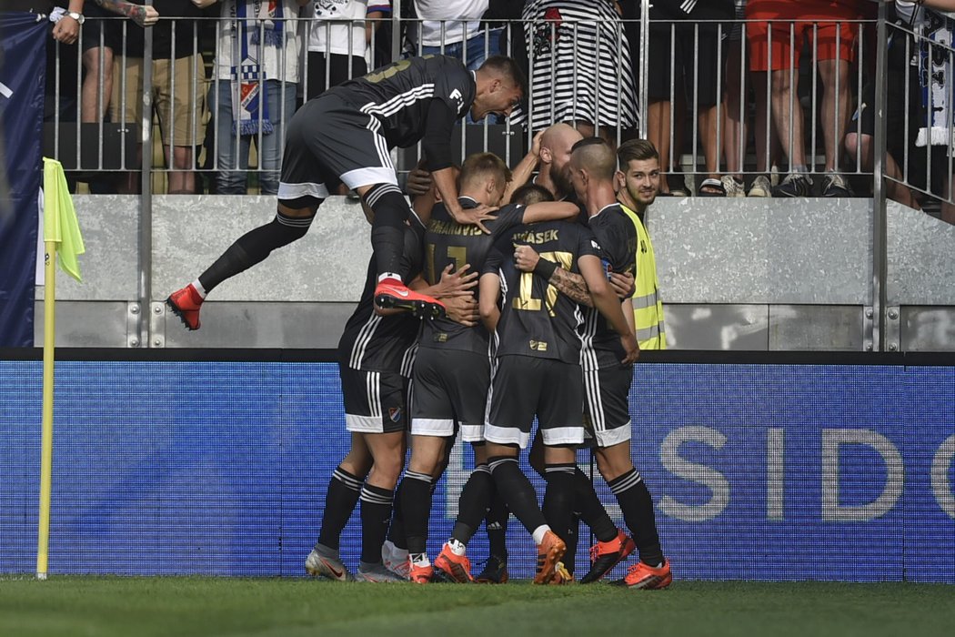 Fotbalisté Baníku Ostrava se radují z vedoucího gólu v zápase proti Karviné