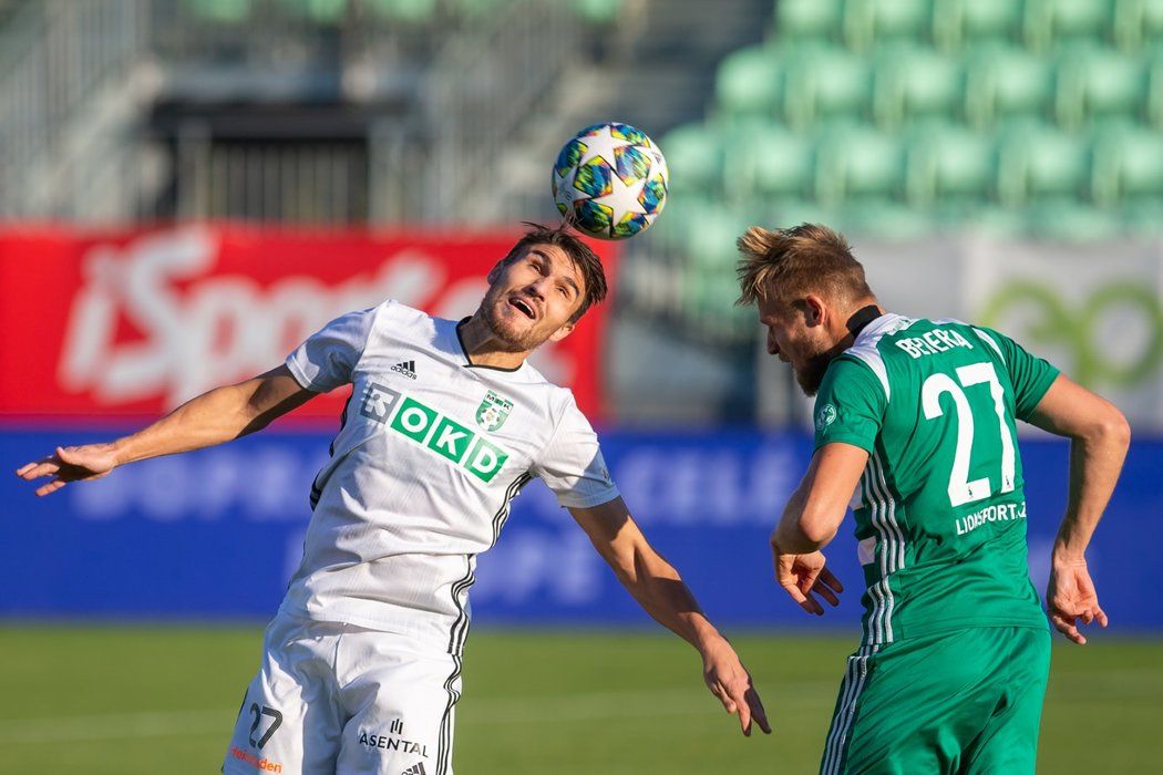 Zleva Michal Papadopulos z Karviné a Jiří Bederka z Bohemians v utkání sedmého kola FORTUNA:LIGY