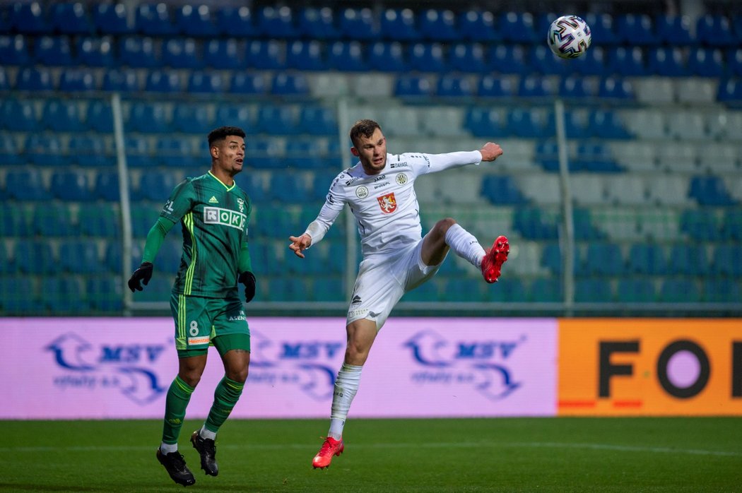 Marco Túlio (vlevo) a Erik Prekop (vpravo) během utkání Karviné s Hradcem