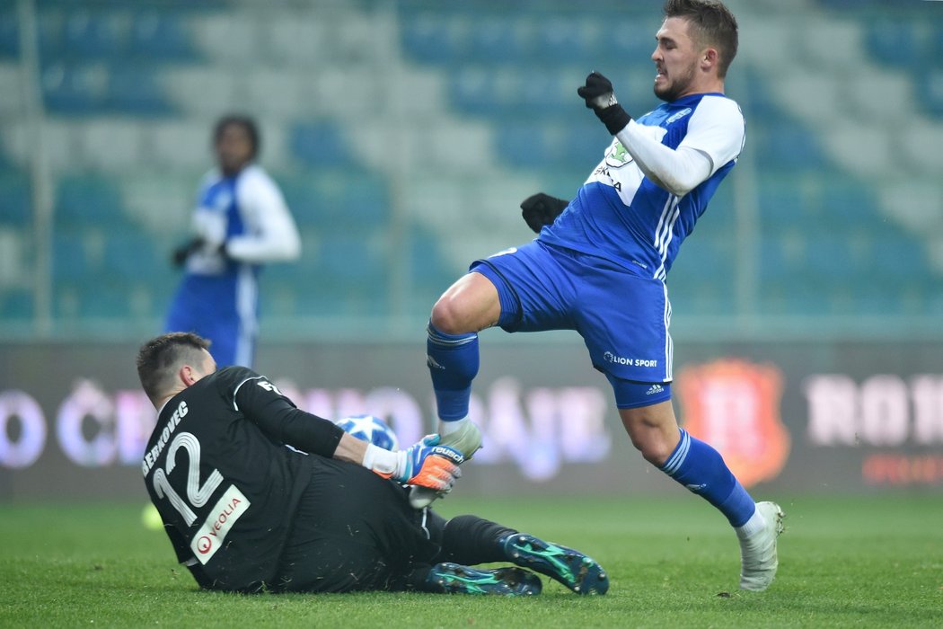 Tomáš Ladra (vpravo) se snaží překonal gólmana Martina Berkovce (na trávníku) během duelu 17. kola FORTUNA:LIGY