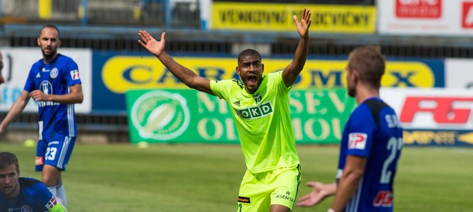 Karvinský Jean Mangabeira se rozčiluje v zápase proti Olomouci