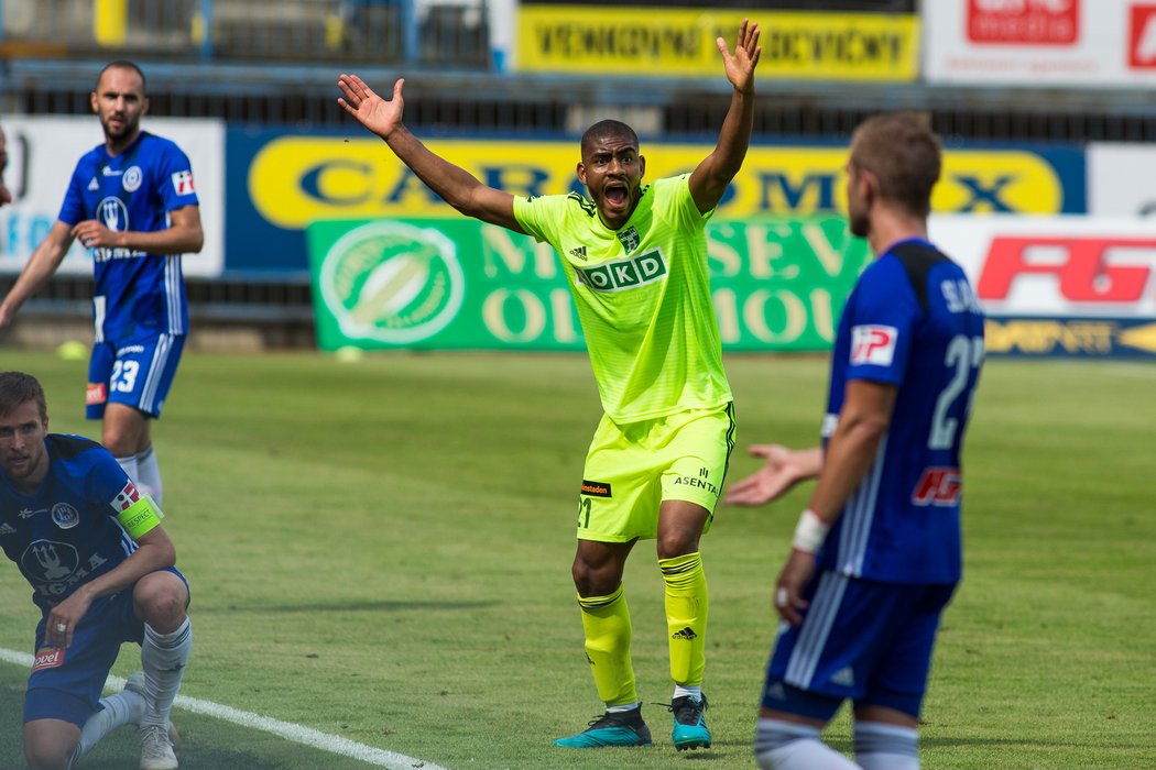 Karvinský Jean Mangabeira se rozčiluje v zápase proti Olomouci