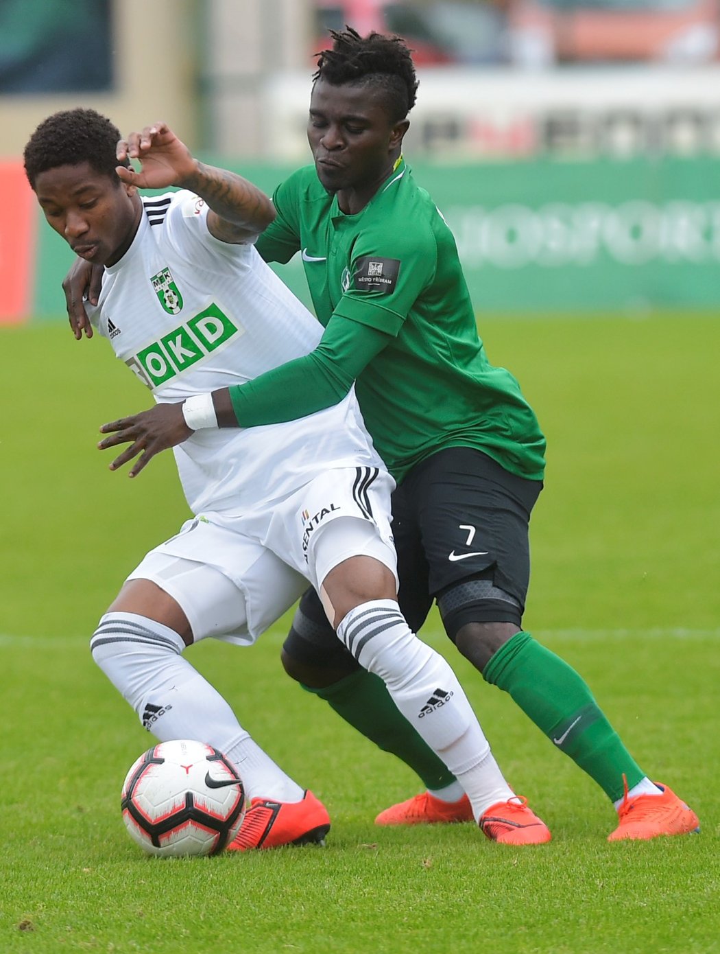 Adriel D&#39;Avila Ba Loua z Karviné si kryje míč před příbramským Emmanuelem Antwim