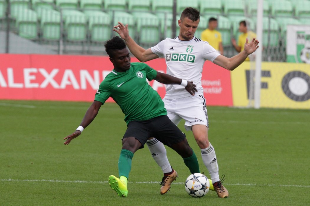 Příbramský Emmanuel Antwi v souboji o míč s Benjaminem Čoličem