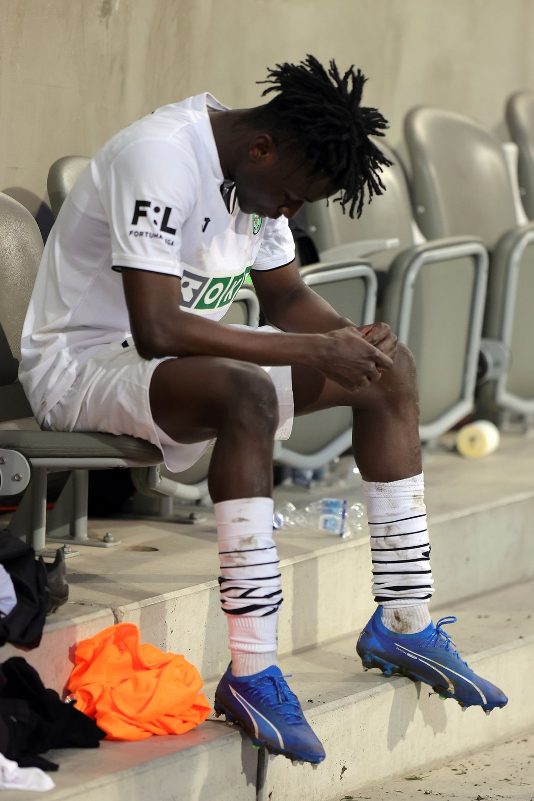 Zklamaný Aboubacar Traoré z Karviné po skončení zápasu na lavičce