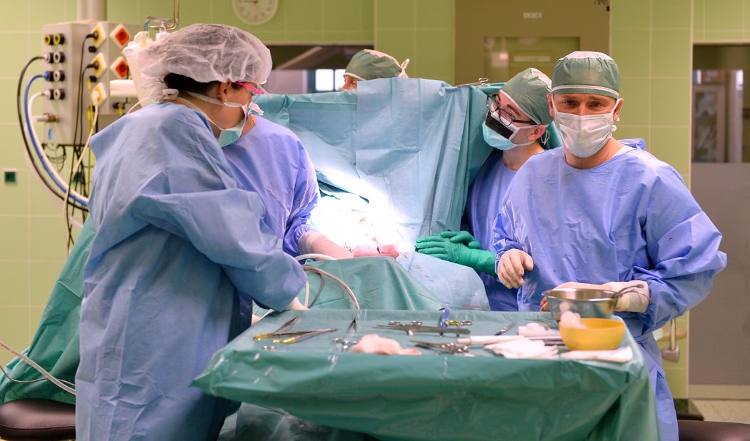 Pandemii koronaviru Jiří Moláček (vpravo) vnímá z pohledu obou svých profesí – cévního chirurga i asistenta rozhodčího ve FORTUNA:LIZE