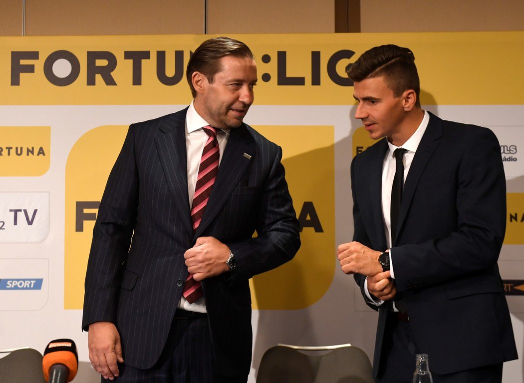 Předseda Ligové fotbalové asociace (LFA) Dušan Svoboda (vlevo) a manažer Fortuny Ondřej Šnaidauf (vpravo) během tiskové konference před startem nového ročníku FORTUNA:LIGY