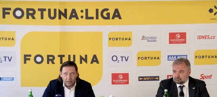 Zleva šéf LFA Dušan Svoboda a výkonný ředitel LFA Tomáš Bárta vystoupili na tiskové konferenci po losování nového ročníku