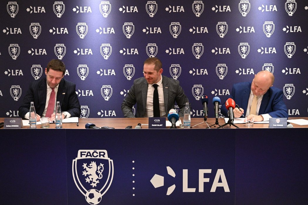 Podpis rámcové smlouvy mezi LFA a FAČR, vlevo Dušan Svoboda, vpravo Petr Fousek