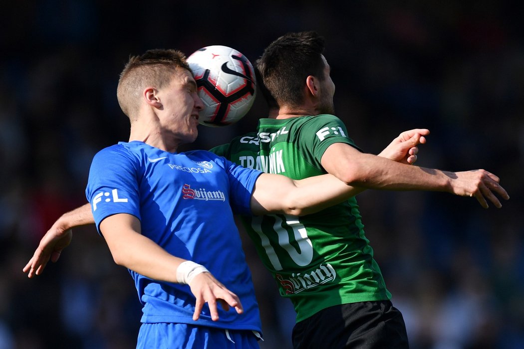 Ondřej Karafiát (vlevo) v souboji s Michalem Trávníkem (vpravo) během derby