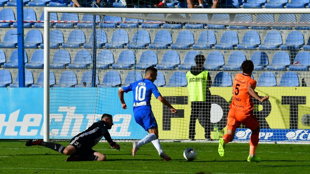 Liberecký Jakub Pešek si píchl míč kolem brankáře Jana Šedy a poslal Liberec v zápase s Mladou Boleslaví do vedení