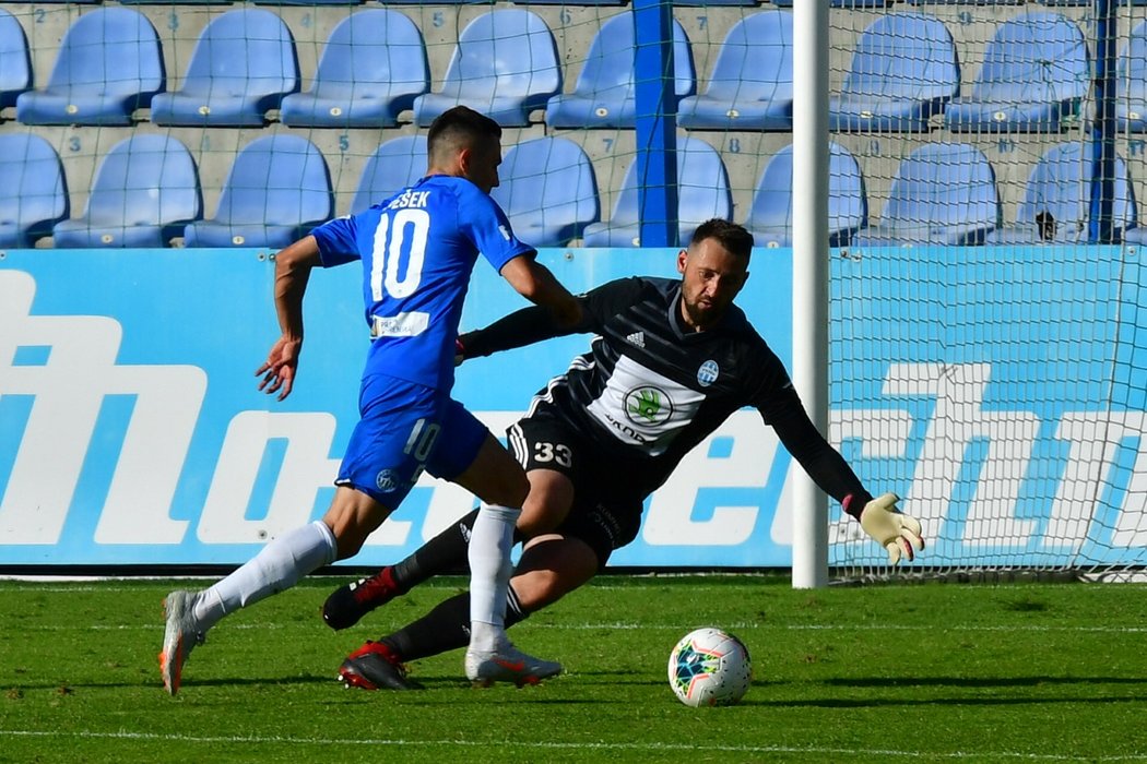 Liberecký Jakub Pešek si píchl míč kolem brankáře Jana Šedy a poslal Liberec v zápase s Mladou Boleslaví do vedení