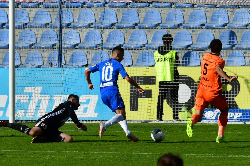 Liberecký Jakub Pešek si píchl míč kolem brankáře Jana Šedy a poslal Liberec v zápase s Mladou Boleslaví do vedení