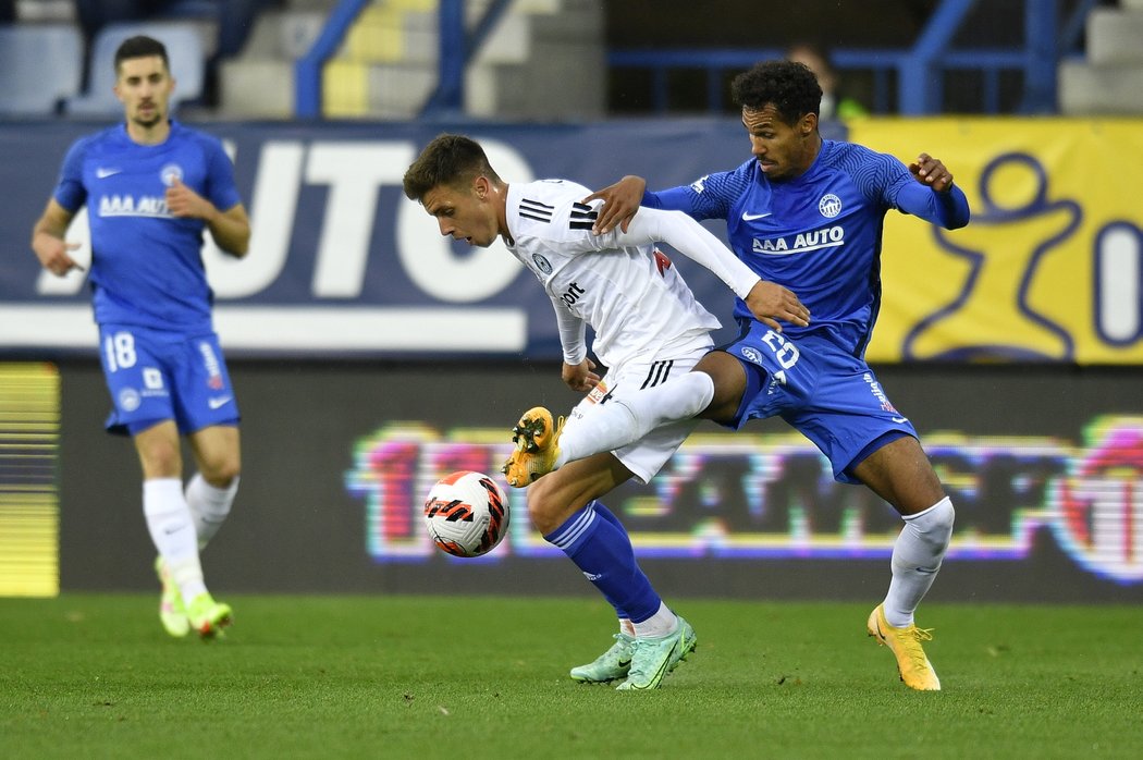 Liberecký Theodor Gebre Selassie (vpravo) se snaží obrat o míč Antonína Růska z Olomouce