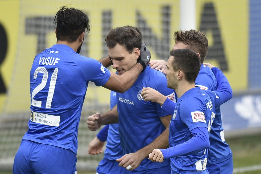Fotbalisté Liberce se radují z proměněné penalty Michaela Rabušice (druhý zleva) v zápase proti Opavě