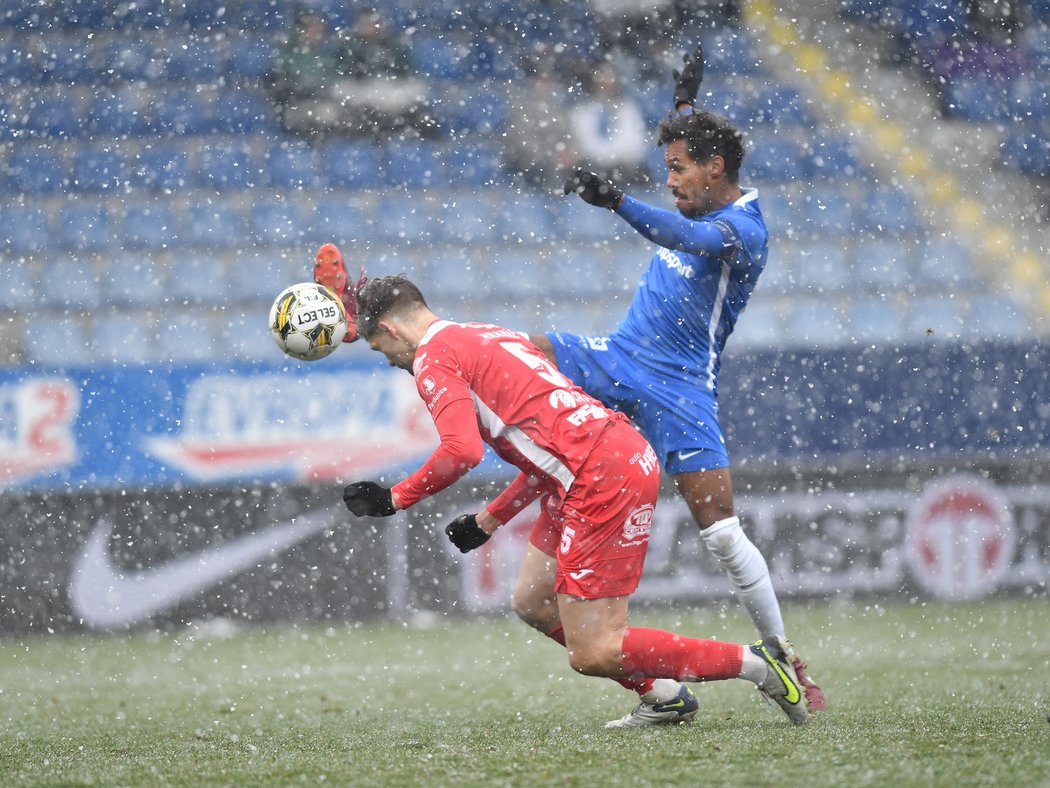 Souboj Liberce s Pardubicemi se nehrál za ideálního fotbalového počasí...