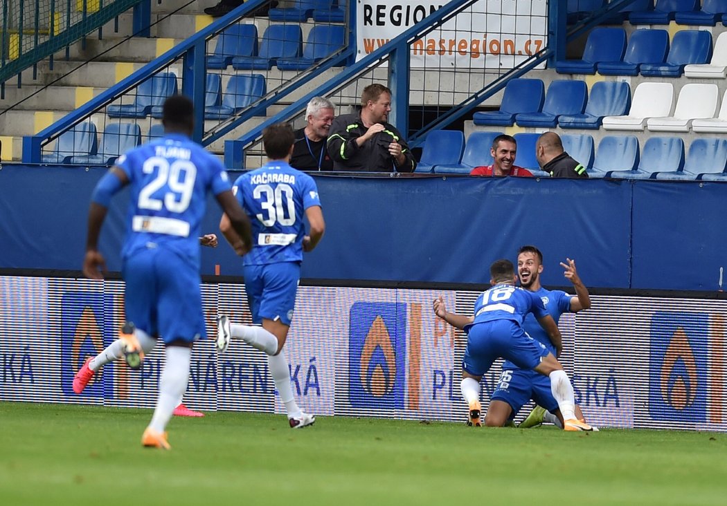 Radost fotbalistů Liberce po trefě Jakuba Hromady proti Plzni