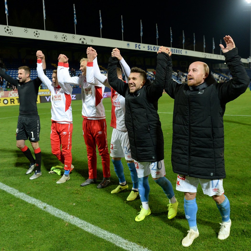 Fotbalisté Slavie se radují s fanoušky po výhře v Liberci