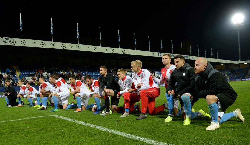 Fotbalisté Slavie při děkovačce po výhře v Liberci