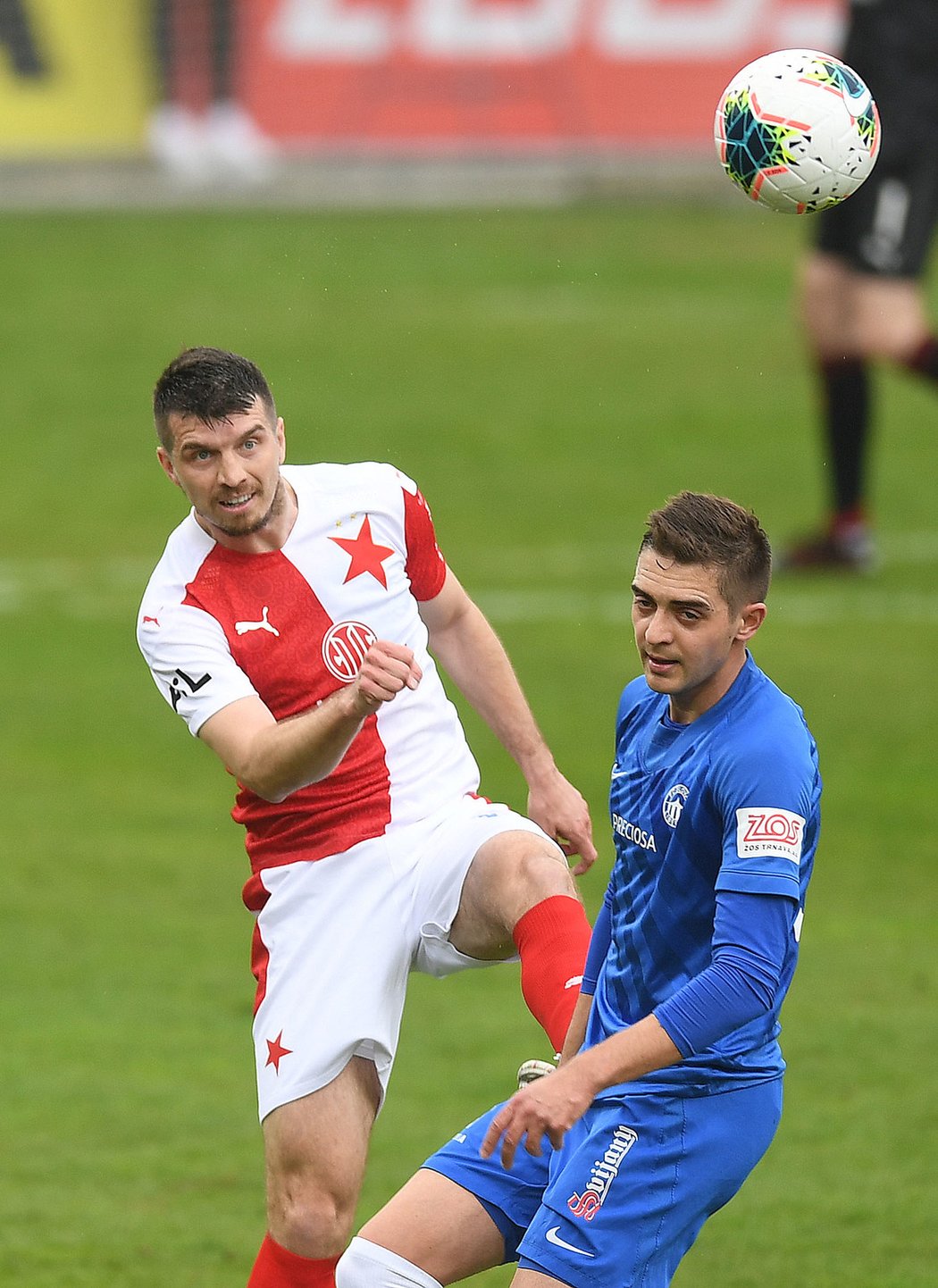 Ondřej Kúdela v souboji s libereckým Michalem Faškem