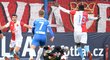 Fotbalisté Slavie se rozčilují po ataku Mikuly na brankáře Ondřeje Koláře