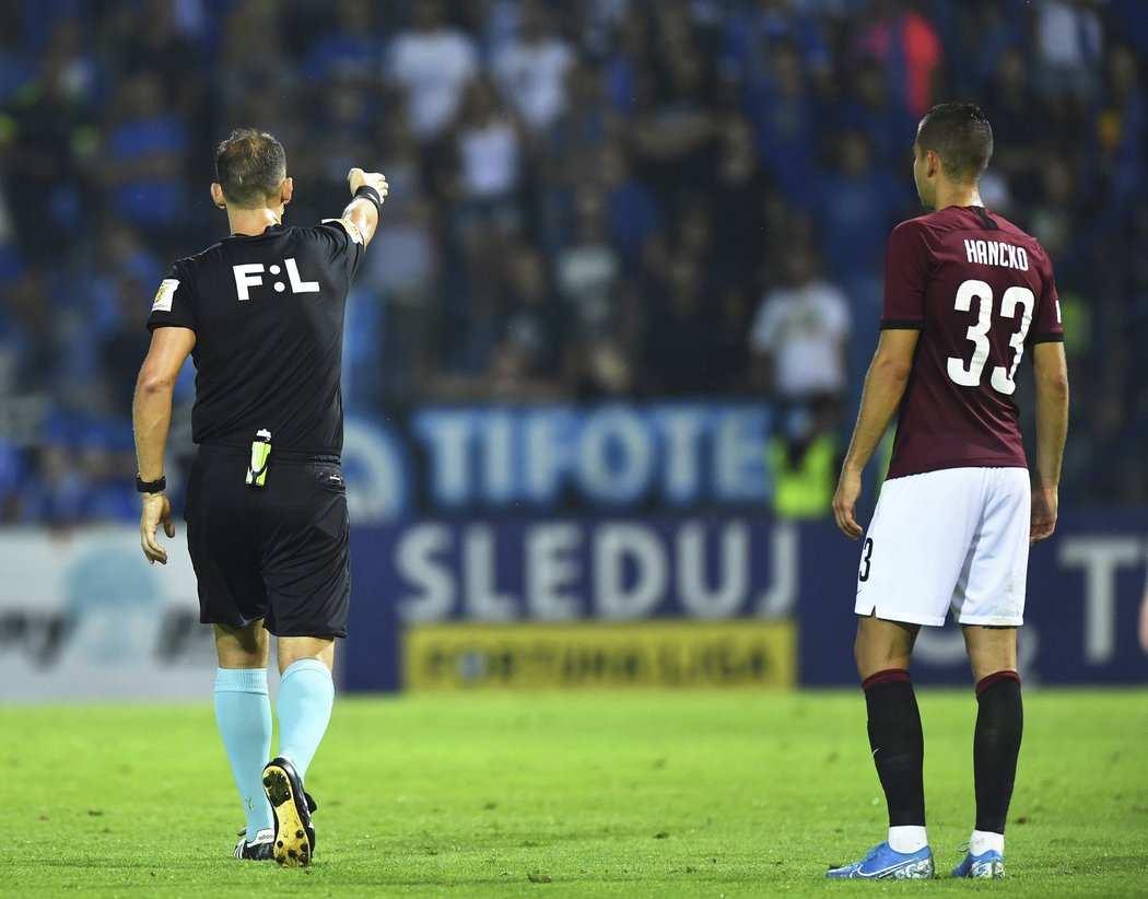 Sudí Pavel Julínek ukazuje na penaltu po zhlédnutí videa zákroku Matěje Hanouska na Tomáše Malinského