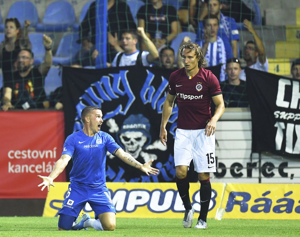 Tomáš Malinský se po pádu ve vápně dožaduje penalty, vedle něj Matěj Hanousek, který žil dlouho v přesvědčení, že byl faulován on