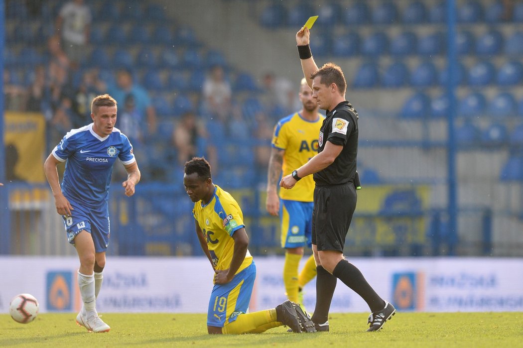 Teplický záložník Daniel Soungole viděl od rozhodčího Ondřeje Pechance žlutou kartu