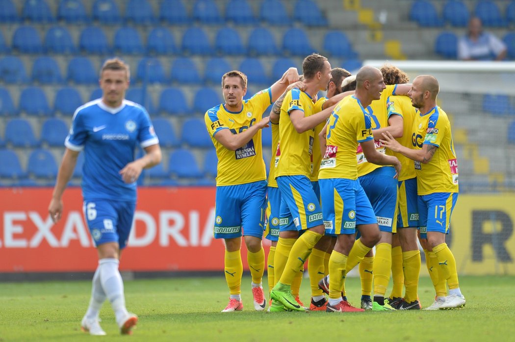 Tepličtí fotbalisté se radují z druhé branky v utkání proti Liberci, o kterou se znovu postaral David Vaněček