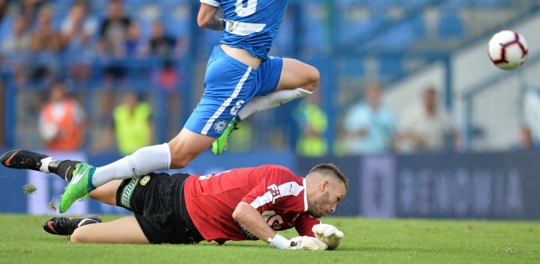 Teplický brankář Jakub Diviš marně přihlíží, jak míč po střele Jana Pázlera míří do jeho branky