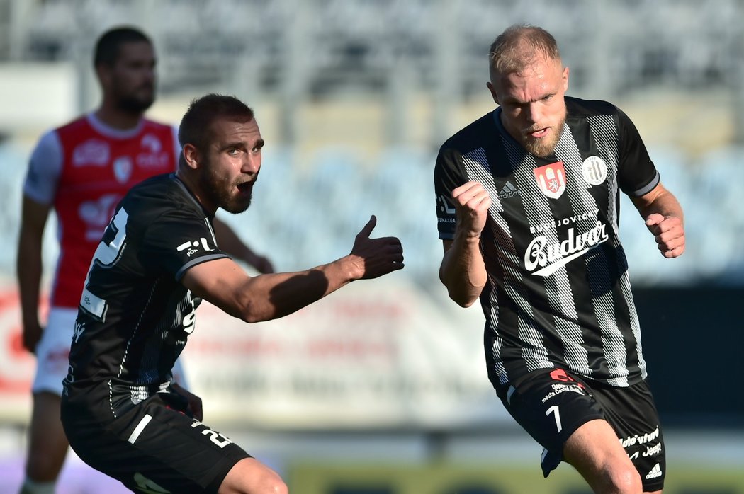 Martin Sladký (vlevo) a Mick van Buren (vpravo) slaví branku do sítě Pardubic