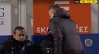 Trenéři Baníku během zápasu v Českých Budějovicích sledují zpětně dění na hřišti na iPadu