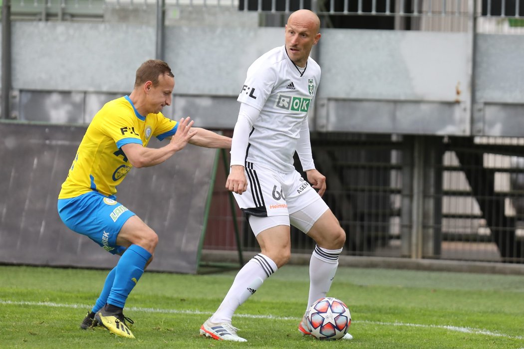 Marek Janečka si kryje míč před napadajícím soupeřem
