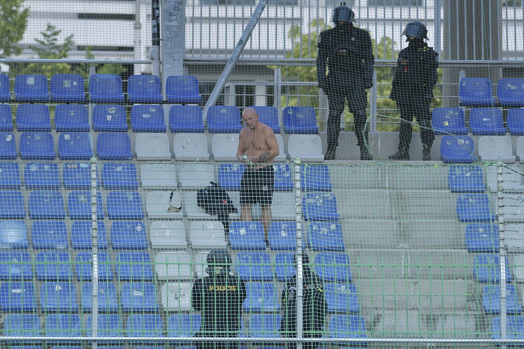 Jeden fanoušek v hostujícím kotli v Mladé Boleslavi. Sektor byl zavřený, policisté ho vyvedli...