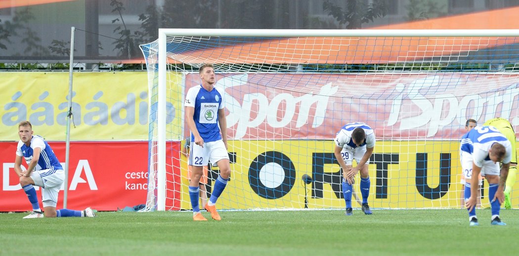 Fotbalisté Mladé Boleslavi smutní po jednom z inkasovaných gólů proti Olomouci