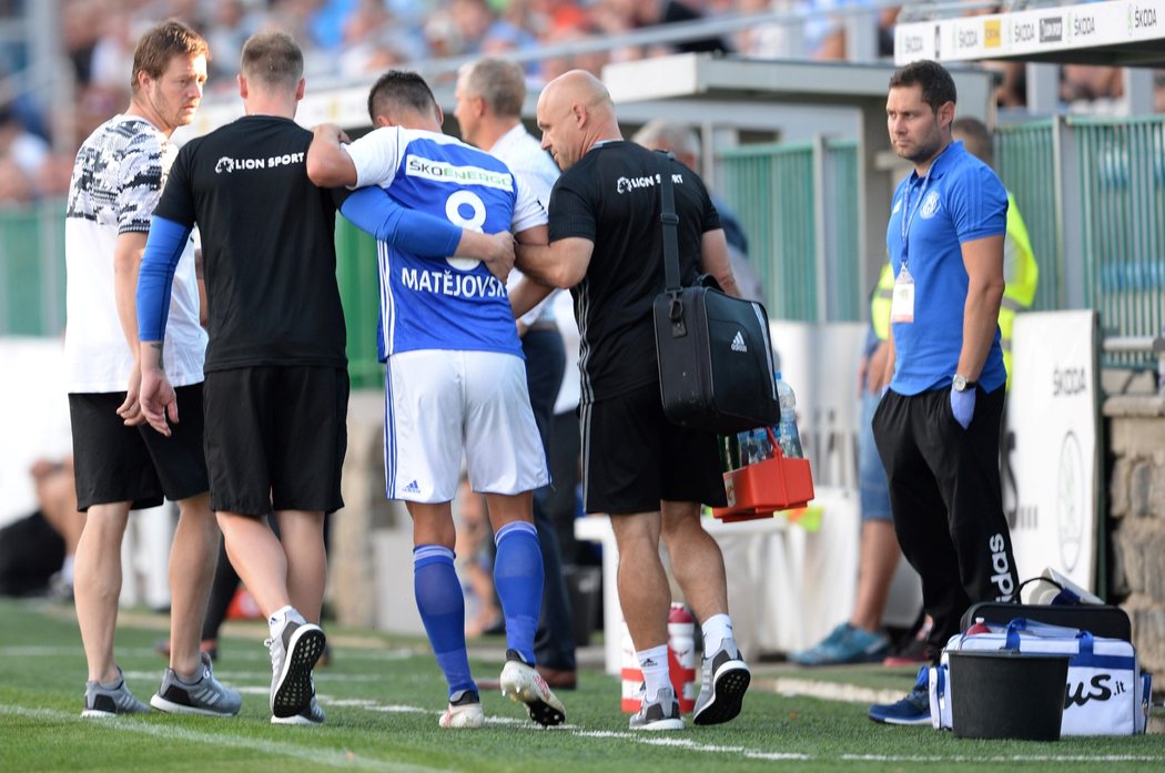 Ze hřiště museli Marku Matějovskému pomoci členové realizačního týmu