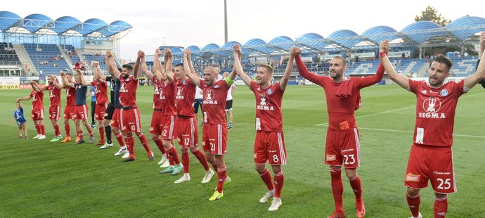 Fotbalisté Olomouci si užívají děkovačku se svými fanoušky po výhře v Mladé Boleslavi