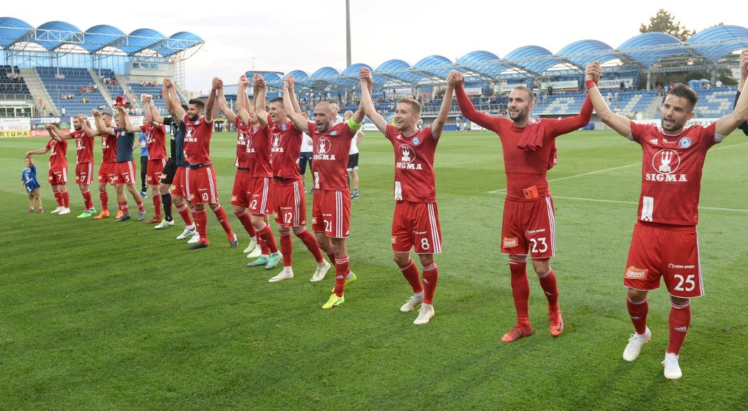 Fotbalisté Olomouci si užívají děkovačku se svými fanoušky po výhře v Mladé Boleslavi