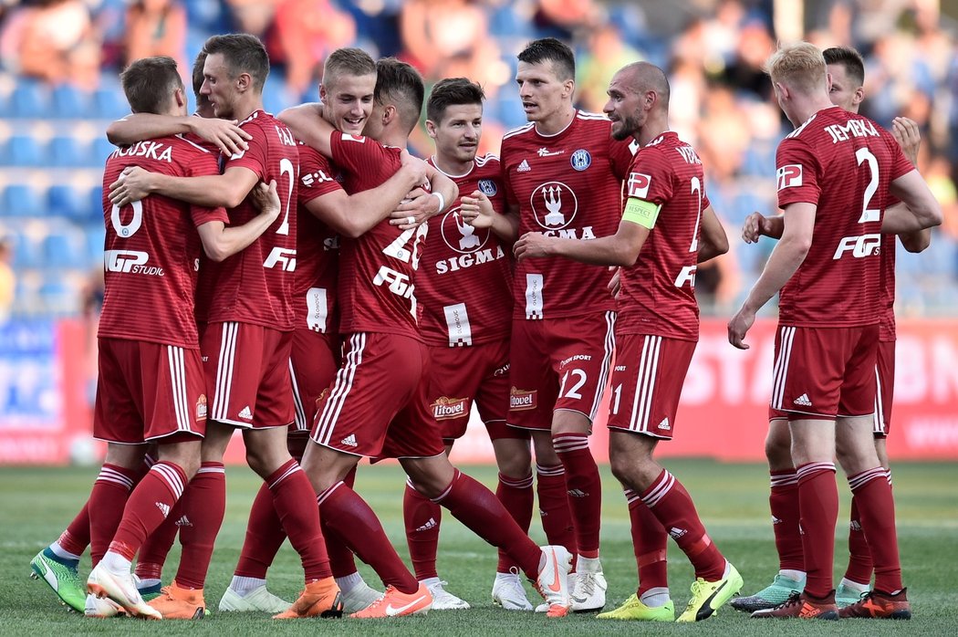 Fotbalisté Olomouce se radují z druhé branky utkání proti Mladé Boleslavi, kterou vstřelil Martin Nešpor