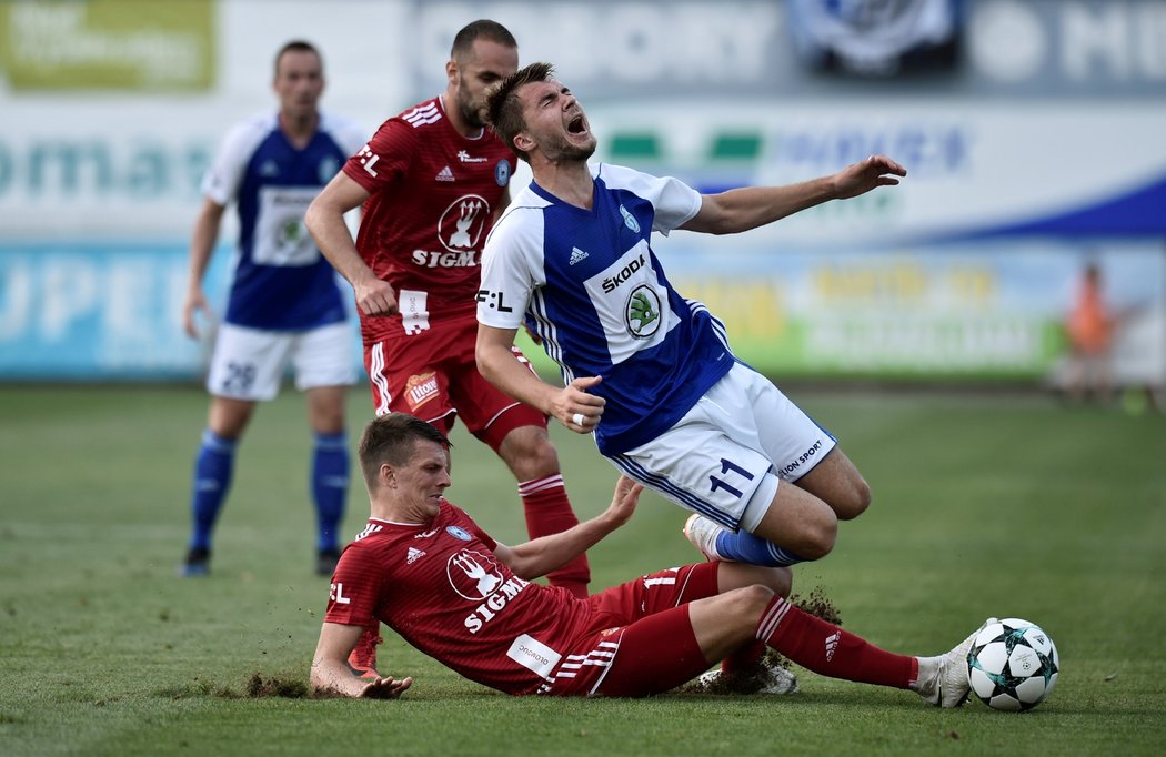 Nikolaje Komličenka z Mladé Boleslavi zápas proti Olomouc hodně bolel, takto si na něj vyšlápl Jan Štěrba