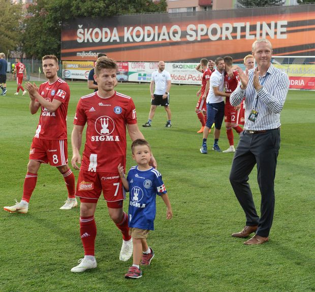 Václav Pilař se z výhry v Mladé Boleslavi mohl přímo na trávníku radovat se synem Václav Pilař se z výhry v Mladé Boleslavi mohl přímo na trávníku radovat se synem