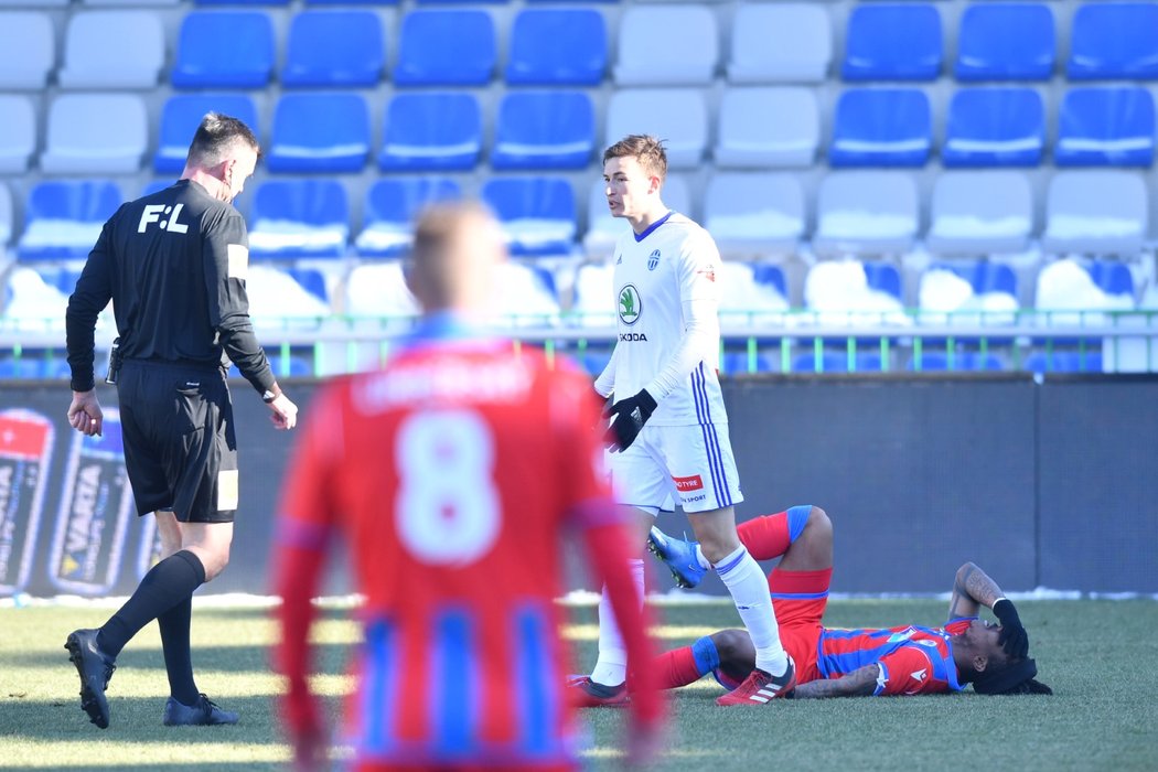 Plzeňský Adriel Ba Loua (na zemi) musel kvůli zranění v duelu s Mladou Boleslaví střídat už po 18 minutách