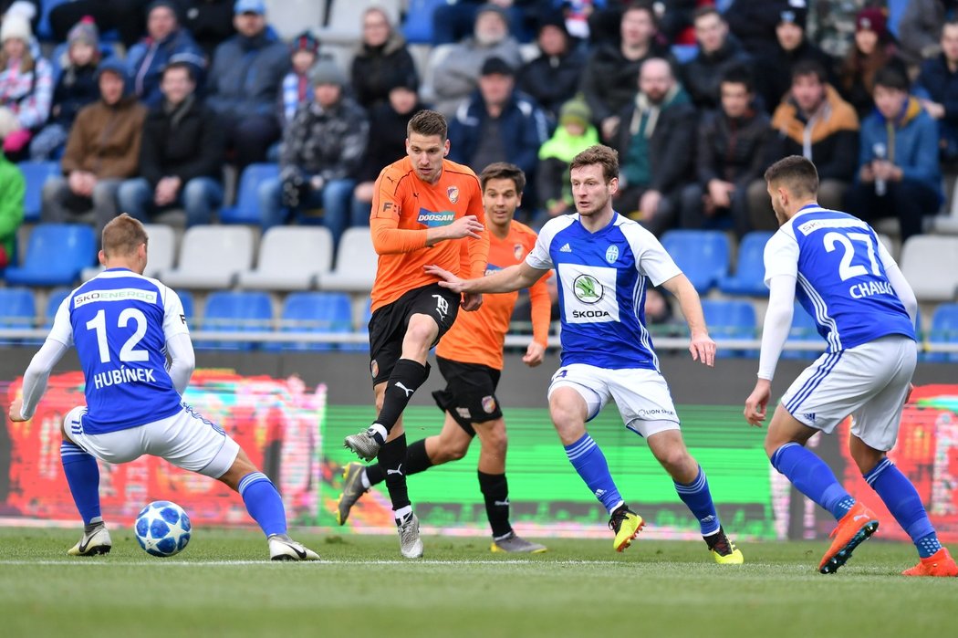 Plzeňský Jan Kovařík pálí v zápase s Mladou Boleslaví