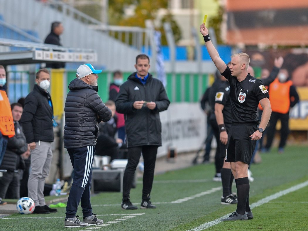 Rozhodčí Jan Petřík ukazuje žlutou kartu trenérovi Mladé Boleslavi Karlu Jarolímovi v osmifinále MOL Cupu proti Plzni