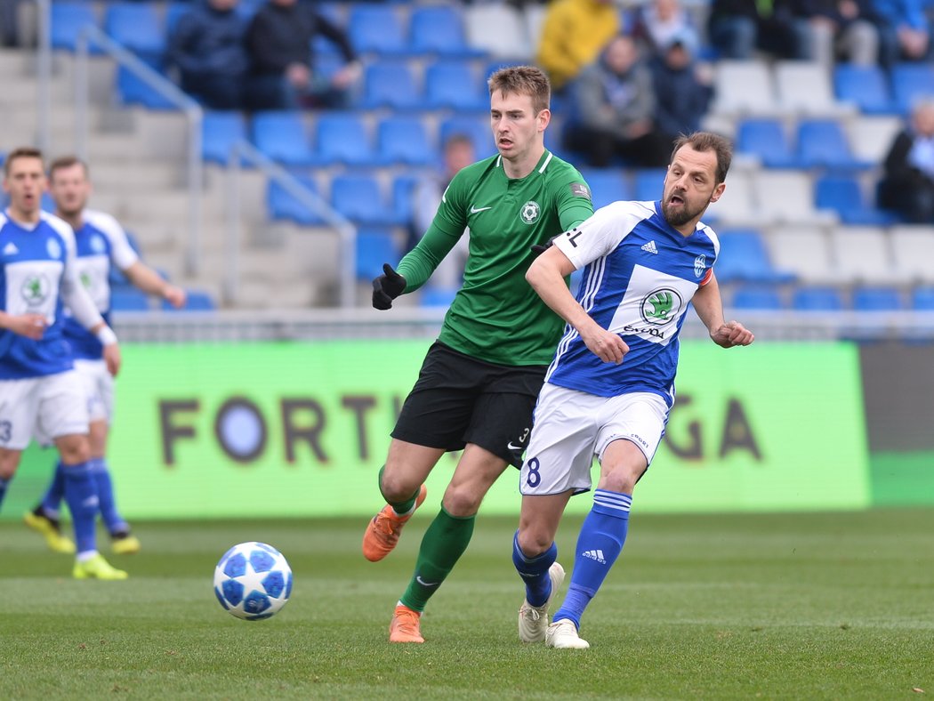 Roman Květ  z Příbrami a boleslavský Marek Matějovský v ligovém souboji